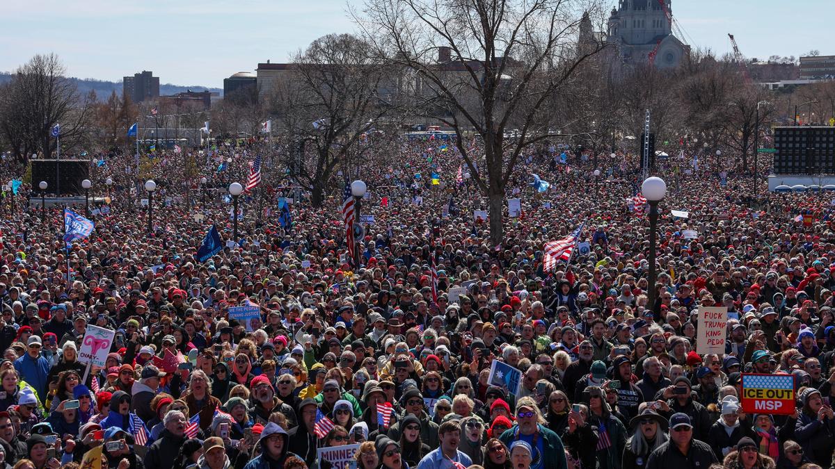 “No Kings” Movement: Iconic Signs and Massive Crowds Define a New Era of Protest